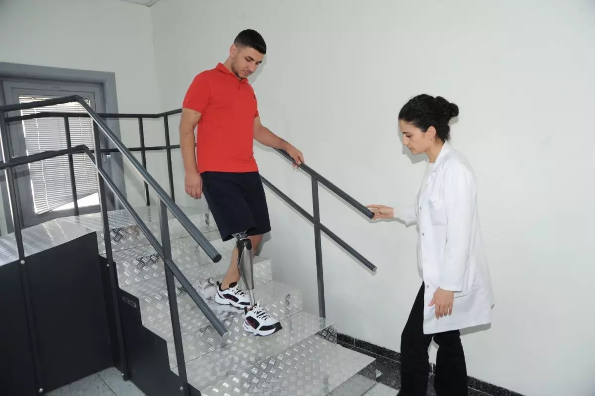 gazi akbas yasama sevinci ve muzigiyle umut oluyor 4NZOpyuj