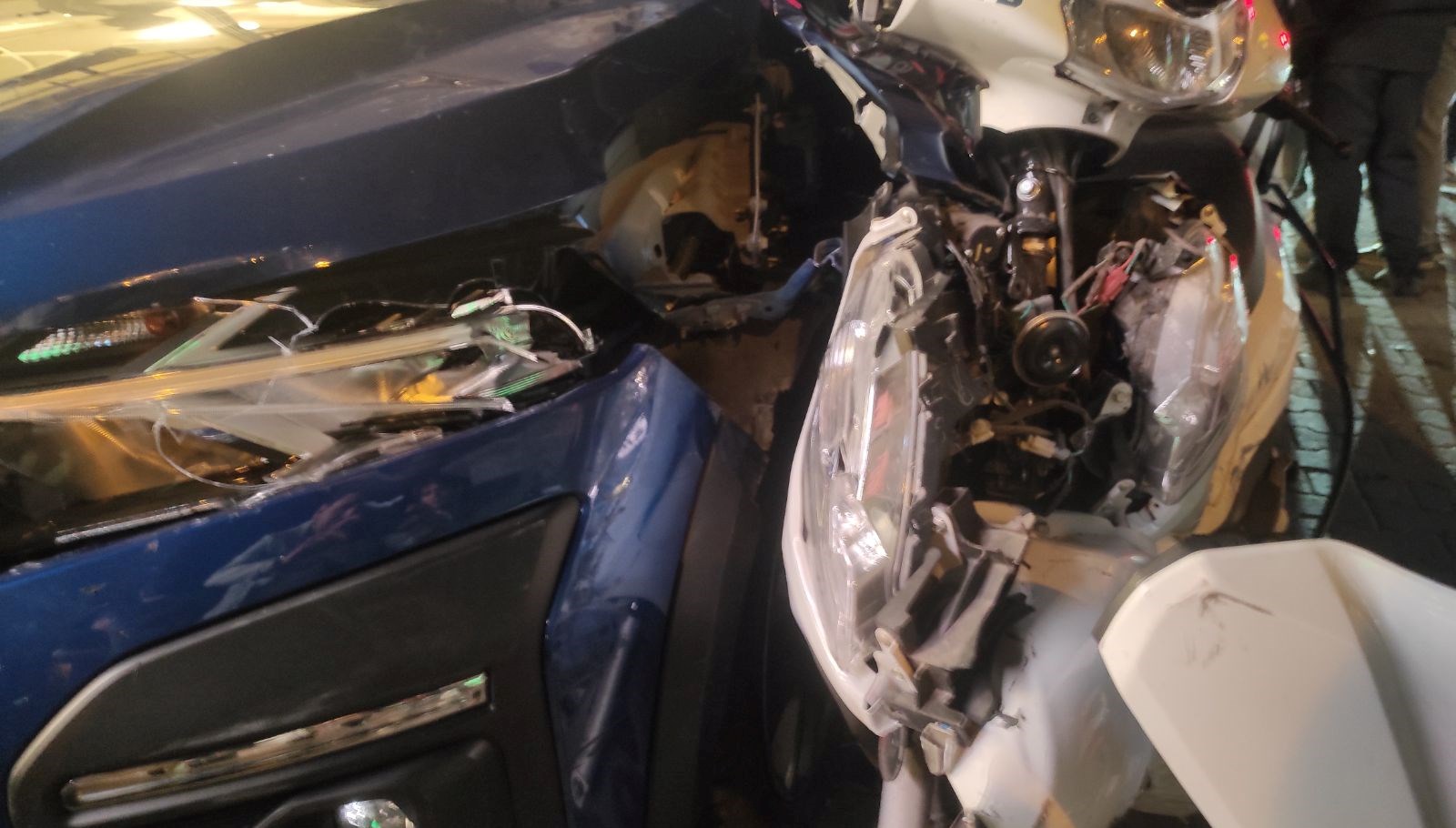 otomobiller ve motosikletlerin kazasi 2 yarali VlUZPnfM