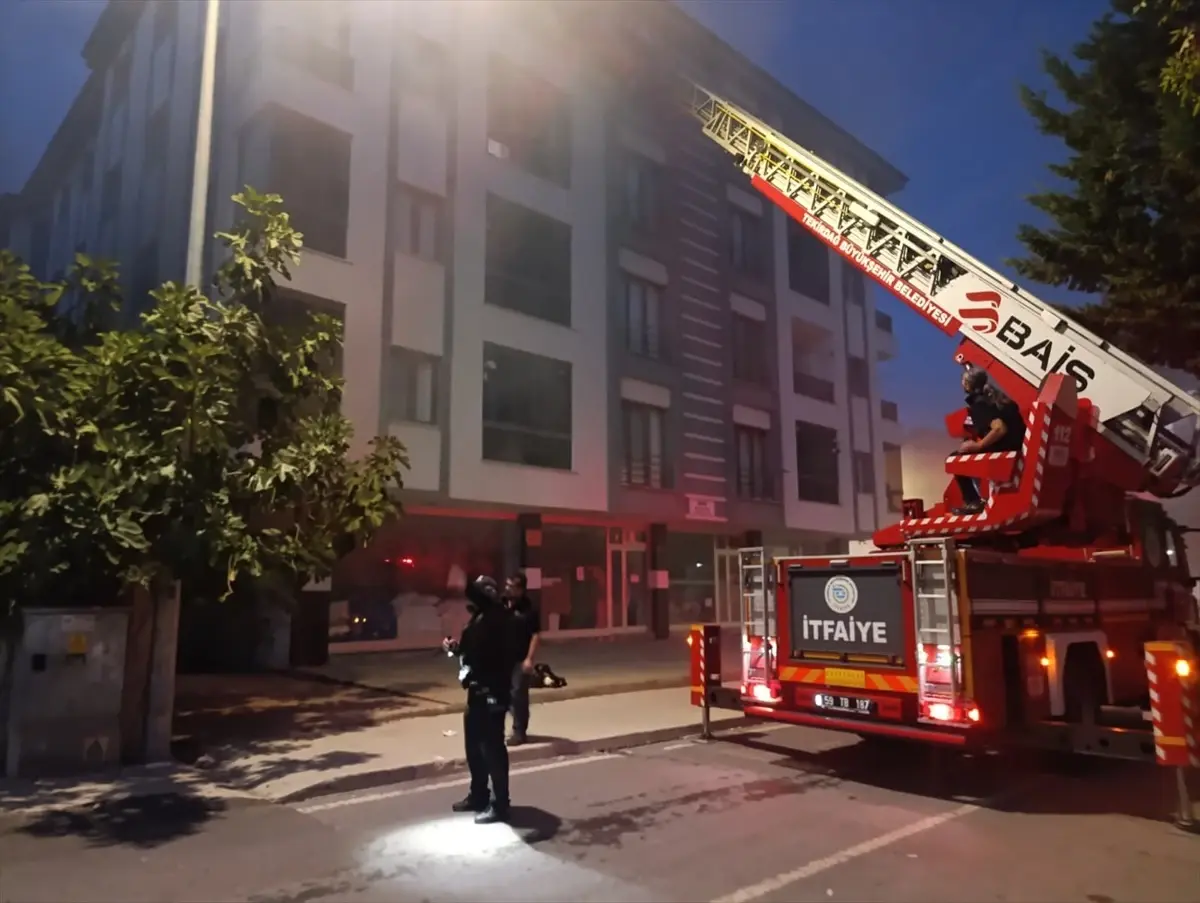 cerkezkoyde otopark yangini iki arac kuller haline geldi BlXJepVc.jpg