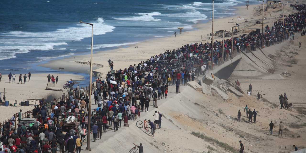 gazzeliler evlerinin enkazi uzerine cadir kuruyor RUJg41Rb