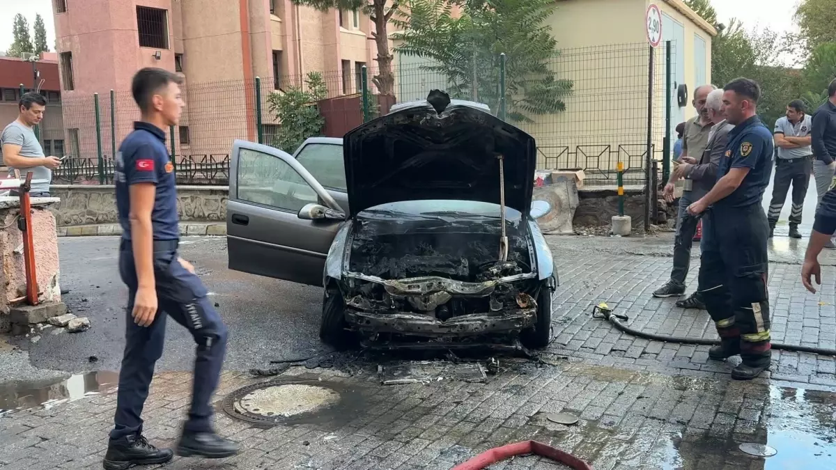 hastane bahcesinde otomobil yangini 39Ig9IqV