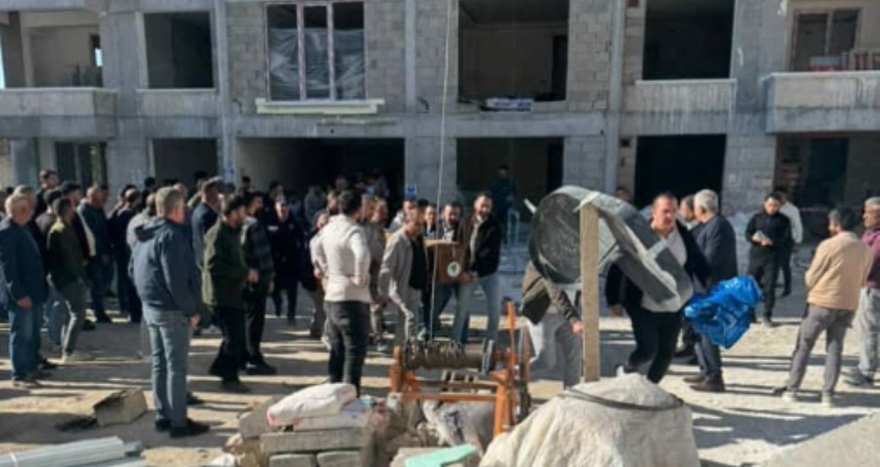 ikiye ayrilan asansorden dusen isciler can verdi pgE5xLBv