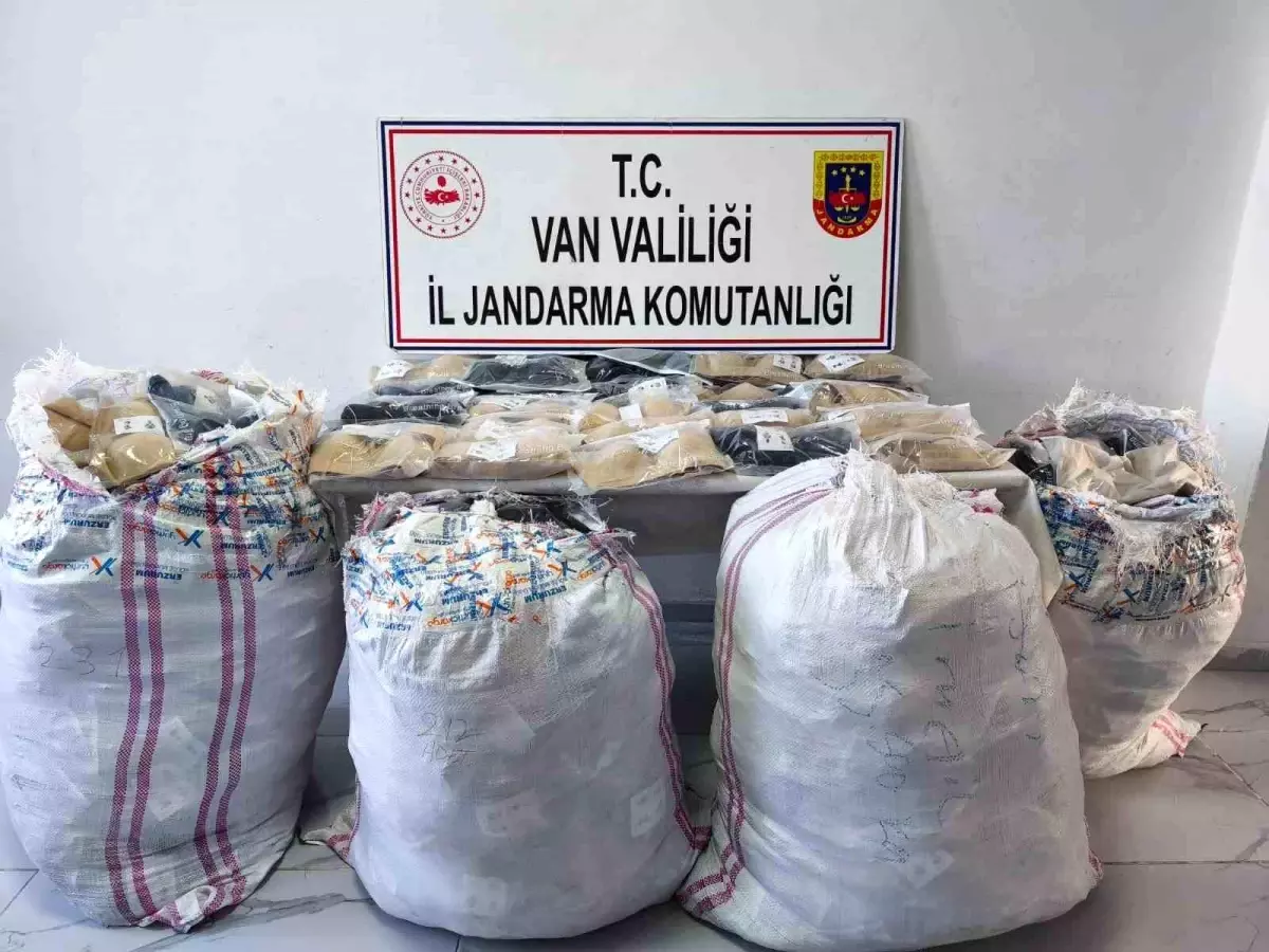 vanda jandarma kacakcilik operasyonu 1 milyon tllik esya ele gecirildi NNxscYqi