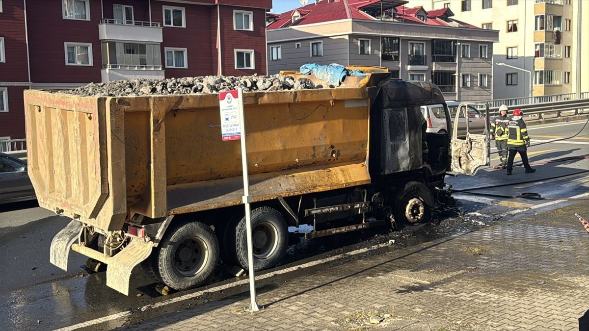 Trabzon’da Seyir Halindeki Hafriyat Tırı Alev Alev Yandı