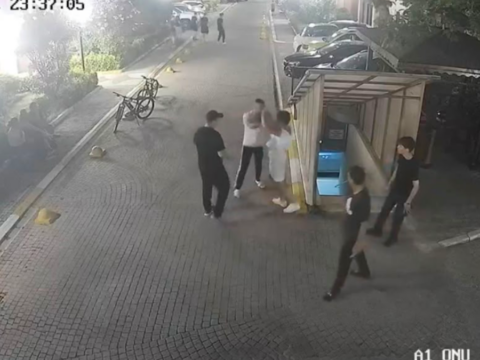 15 yasindaki cocugu yan baktin diyerek tekme tokat dovduler Z79htn31